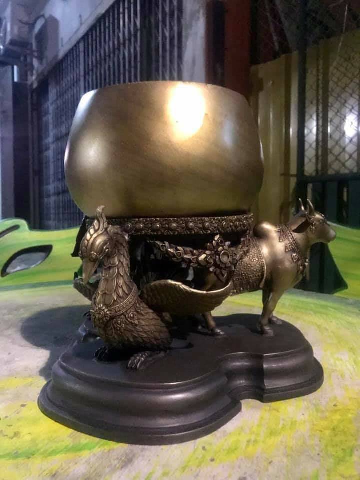 บาตรน้ำมนต์ (ฐาน พญาครุฑ พระโค พญาหงษ์) เนื้อทองเหลือง (ขนาด ความกว้างบาตร7นิ้ว กว้างฐาน10นิ้ว สูงรวมฐาน11นิ้ว)