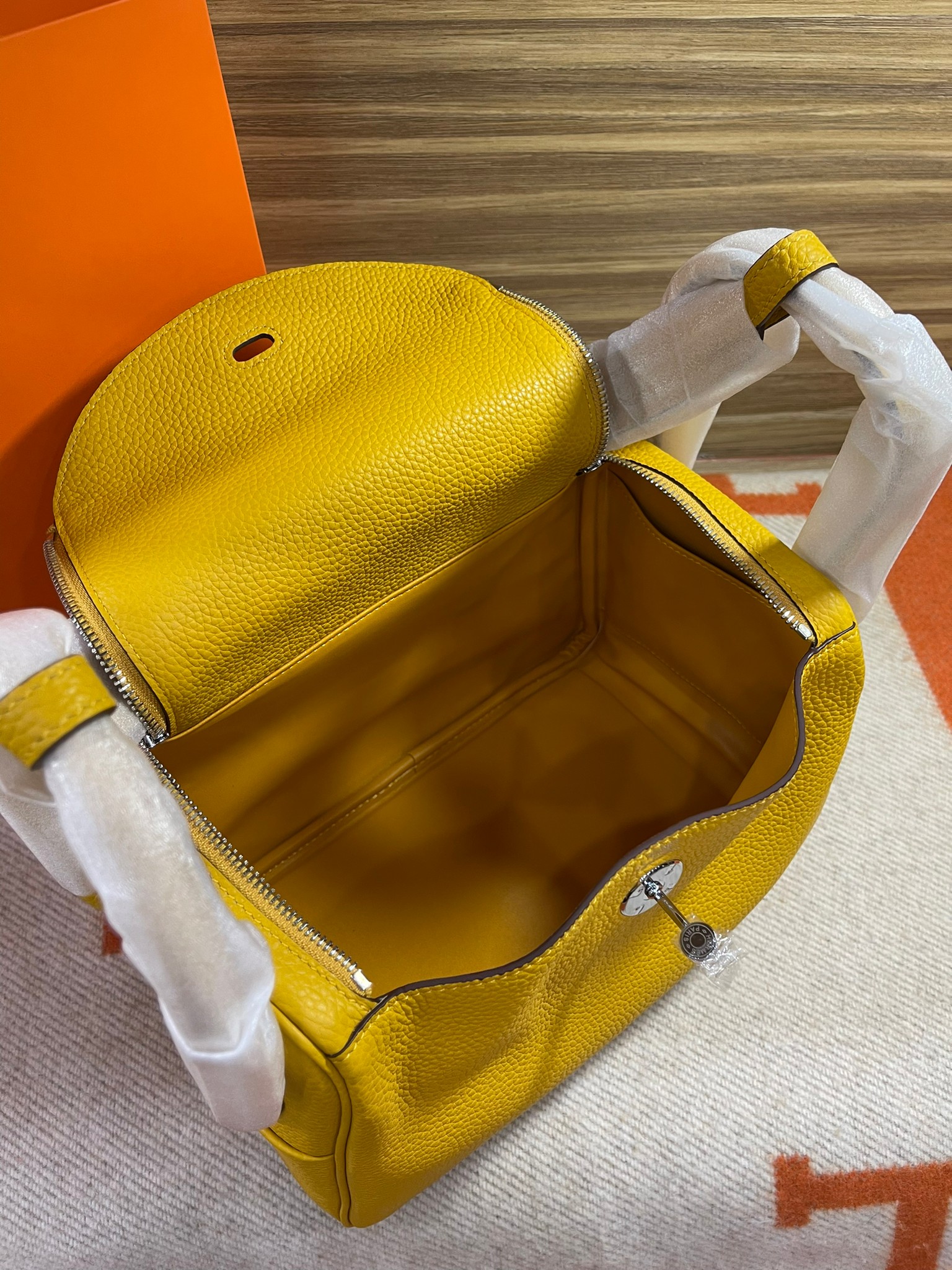 กระเป๋า hm Lindy mini 8 นิ้ว หนังนำเข้า