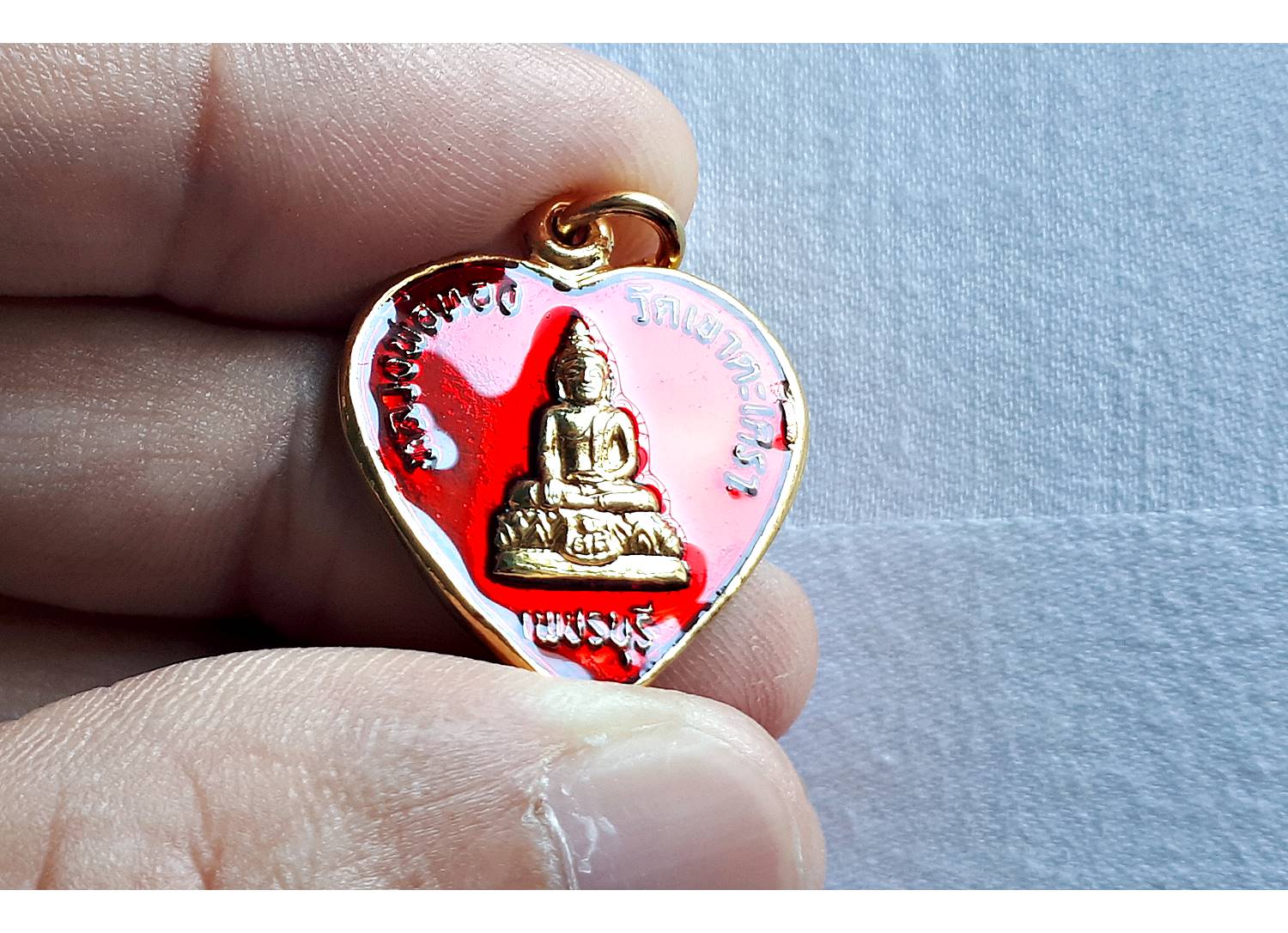 เหรียญหลวงพ่อทอง วัดเขาตะเครา (ทรงหัวใจ) เนื้อกระไหล่ทอง ลงยาสีแดง ปี2557