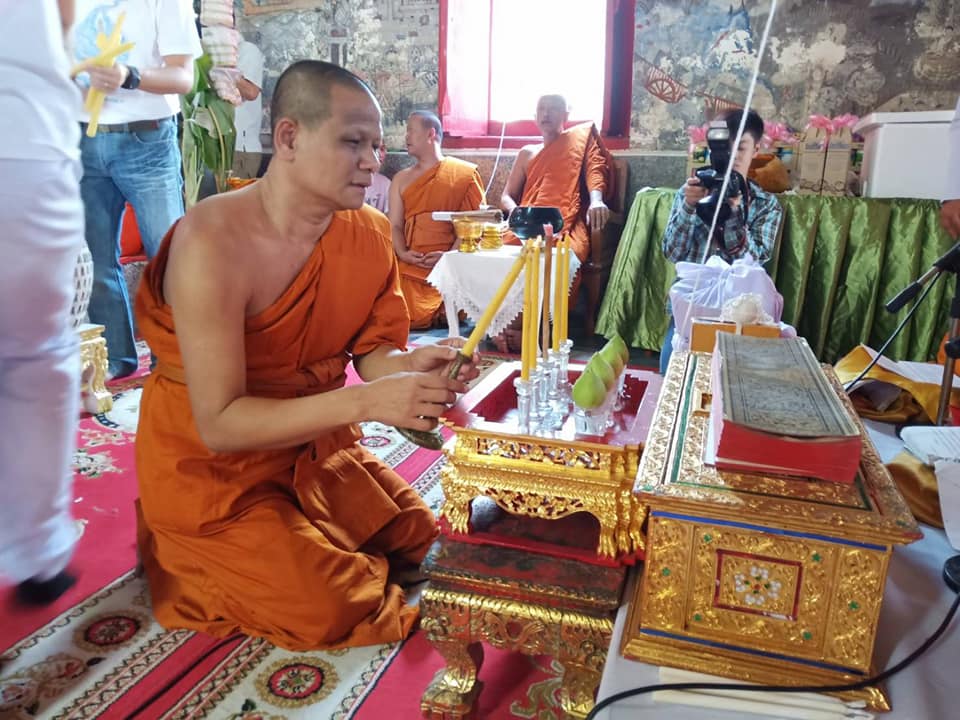 เหรียญหลวงพ่อกวย วัดโฆสิตาราม(วัดบ้านแค) เนื้อกระไหล่ทองคำ ลงยาแดง ปี2562 (แยกจากชุดกรรมการ) #รับประกันแท้ รูปภาพ สี หลวงพ่อกวย วัดโฆสิตาราม(วัดบ้านแค) (ขนาดตั้งบูชา 11x15นิ้ว) ปี2562 #รับประกันแท้ -- #พิธีดีมากดวงจิตหลวงพ่อกวยมาเสกให้เอง