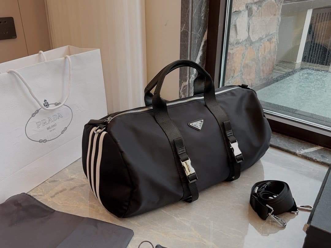 กระเป๋าทรง Travel Bag X Adidas (แอดไลน์ก่อนสั่งซื้อ)