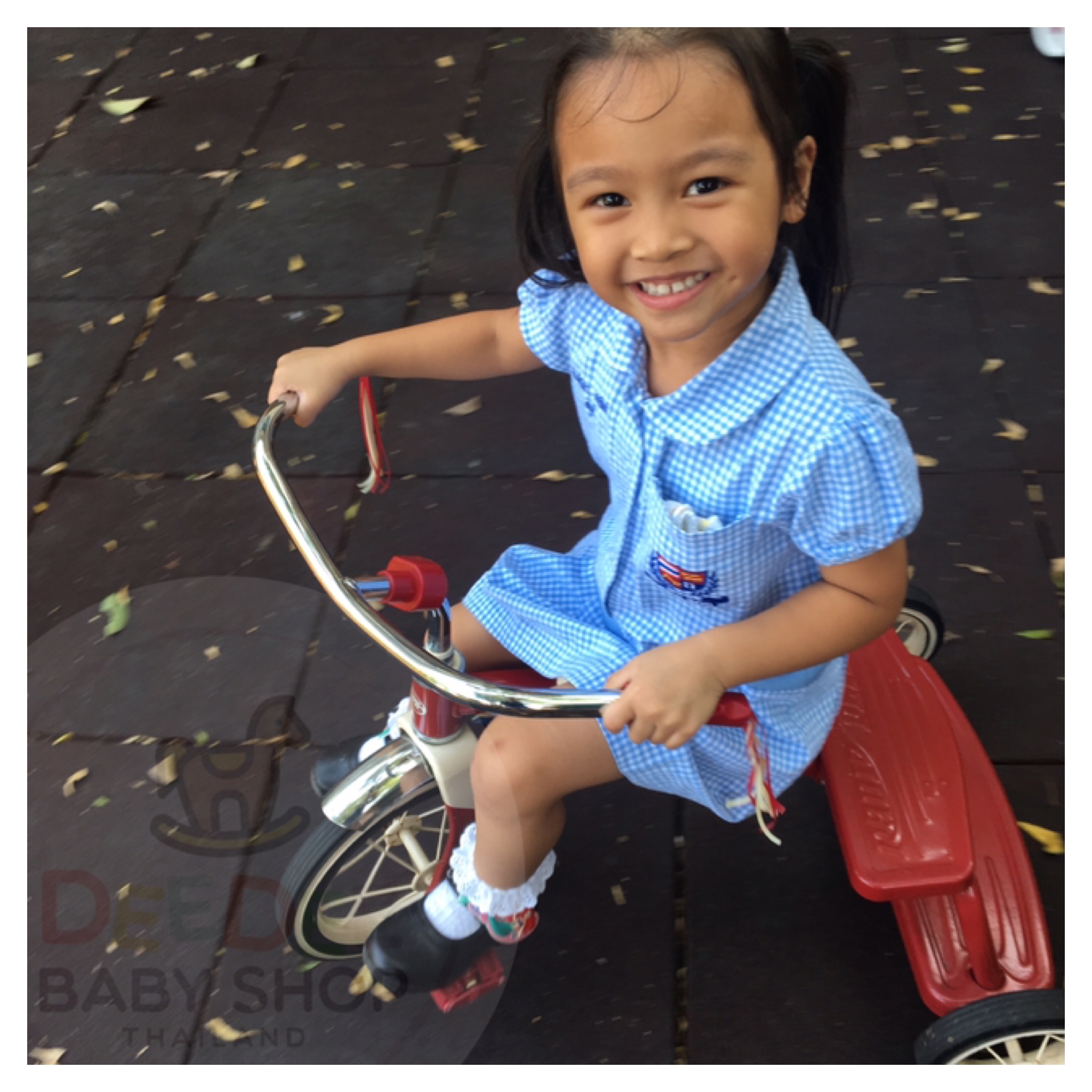 จักรยานสามล้อถีบสุดคลาสสิค Radio Flyer Classic Dual-Deck Tricycle (Red)