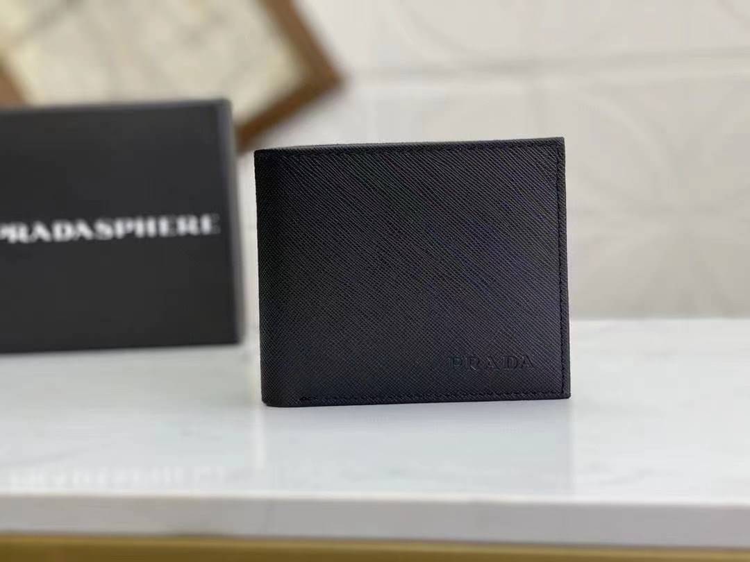 กระเป๋าสตางค์ pd saffiano short wallet ผู้ชาย ใบสั้น สีดำ มีหลายลายกดดูเพิ่ม