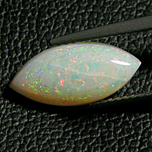 โอปอ ออสเตรเลีย (Opal) รูปมาคี ขนาดใหญ่ น้ำหนัก 2.18 กะรัต ขนาดตามใบเซอร์ 7.11x14.99x3.67 มิล พื้นสีเป็นสีขาว สะท้อนสีรุ้งชัดเจนสวยงาม