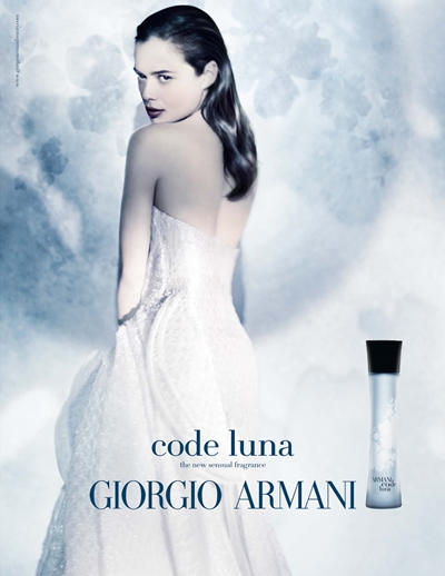 Armani Code Luna Eud Sensuelle EDT 3mL แบบแต้ม น้ำหอมที่ดัดแปลงมาจาก Armani Code for Women โดยการใช้ดวงจันทร์ซึ่งเป็นสัญลักษณ์ของความเป็นผู้หญิง ลึกลับ และดึงดูดใจมาเป็นแรงบันดาลใจของกลิ่น โดยตั้งใจให้ได้บรรยากาศของความพิเศษและโรแมนติกในยามค่ำคืนโดยใช้ดอก