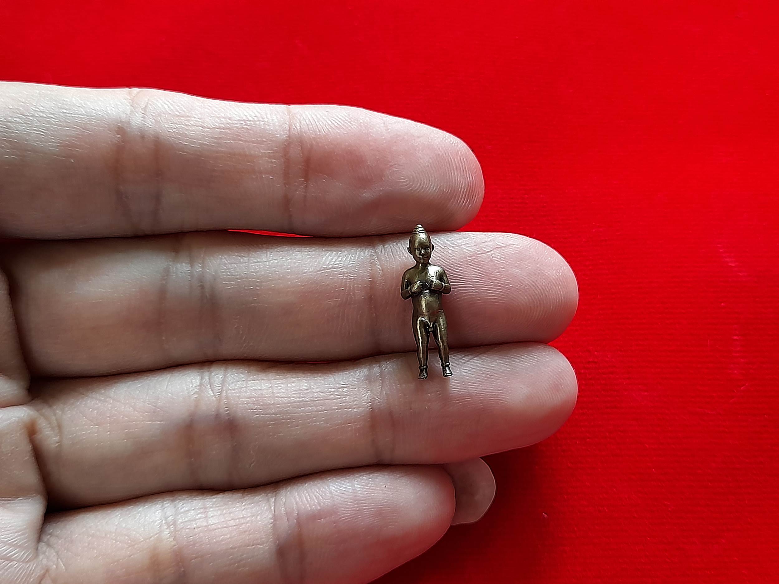 กุมาร หนูนุ้ย (ขนาดพกพา มีกำไลที่ข้อมือ) พิธีใหญ่ รุ่นแรก วัดโมคลาน จ.นครศรีธรรมราช ปี2565 เนื้อโลหะบรอนซ์รมดำ งานระดับจิ้วเวอร์รี่ #รับประกันแท้ - (สมนาคุณของแถมพิเศษเสกในพิธี ลูกปัดมหาเสน่ห์+ดอกบานไม่รู้โรย)