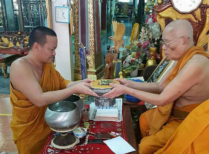 พระสมเด็จหลวงพ่อโตในวิหาร เนื้อผงชนวนมวลสารเก่าหลวงพ่อกวย รุ่นแรงครู ปี2560 หลวงพ่อกวย วัดโฆสิตาราม(วัดบ้านแค) จ.ชัยนาท ปี2563 - (ขนาด 5x7นิ้ว จีวรส้ม ด้านหน้ายันต์ครู ยันต์นะปัดตลอด ด้านหลังยันต์มงกุฎพระพุทธเจ้าหนุนดวง) ปี2563 #ปลุกเสกที่วัดโฆสิตาราม #รั