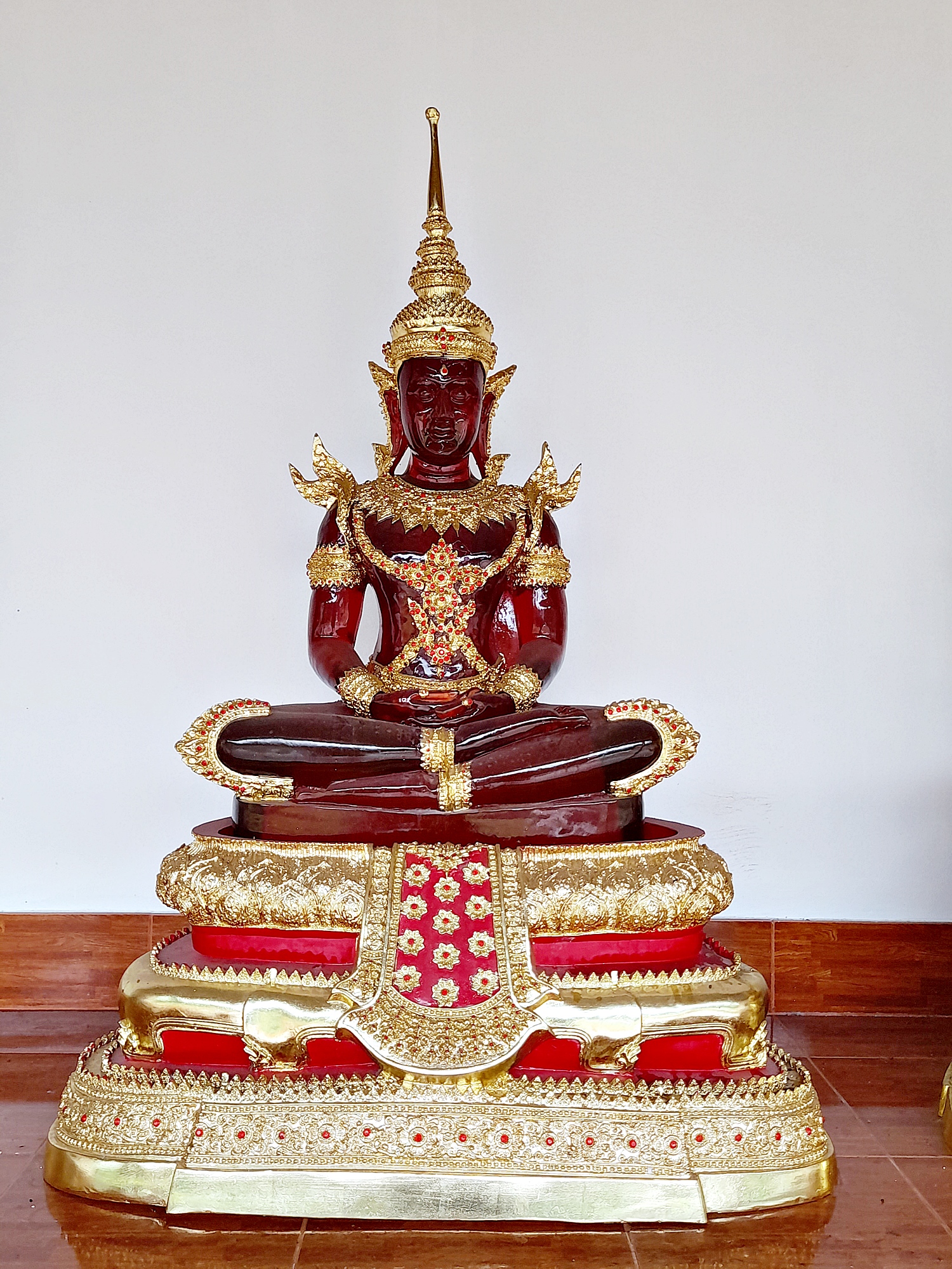 พระแก้วมรกต ปางพระจักรพรรดิ์ สีประจำวันเกิด7สี (ขนาดใหญ่) - (สีแดง สีเหลือง สีชมพู สีเขียว สีส้ม สีฟ้า สีม่วง)