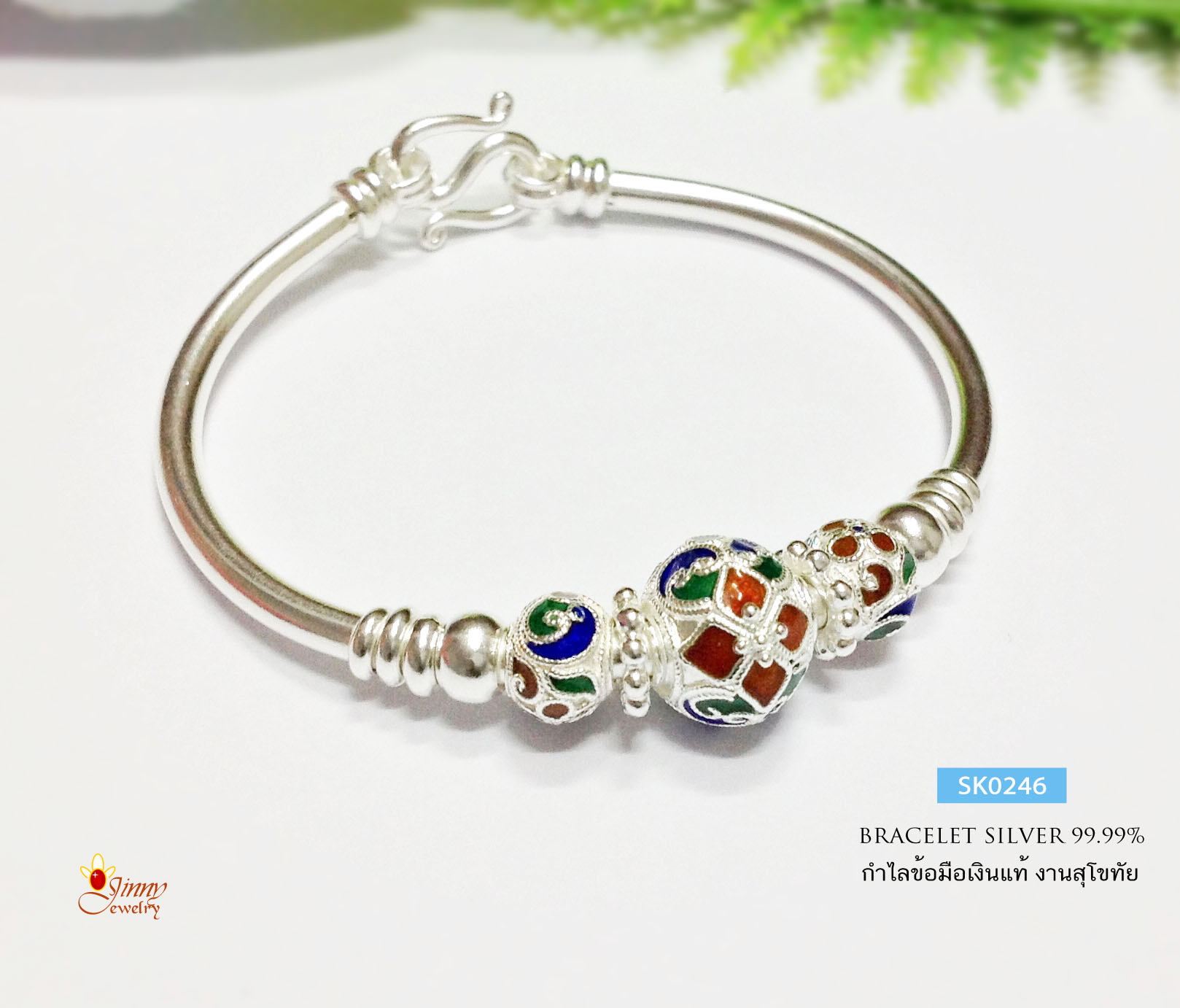 กำไลข้อมือเงินแท้ 99.9% งานสุโขทัย ตรงกลางลงยาดอกไม้สีแดง น้ำเงิน เขียว ด้านข้างเล่นลายดอกไม้ลายไทย งานจริงสวยมากๆ