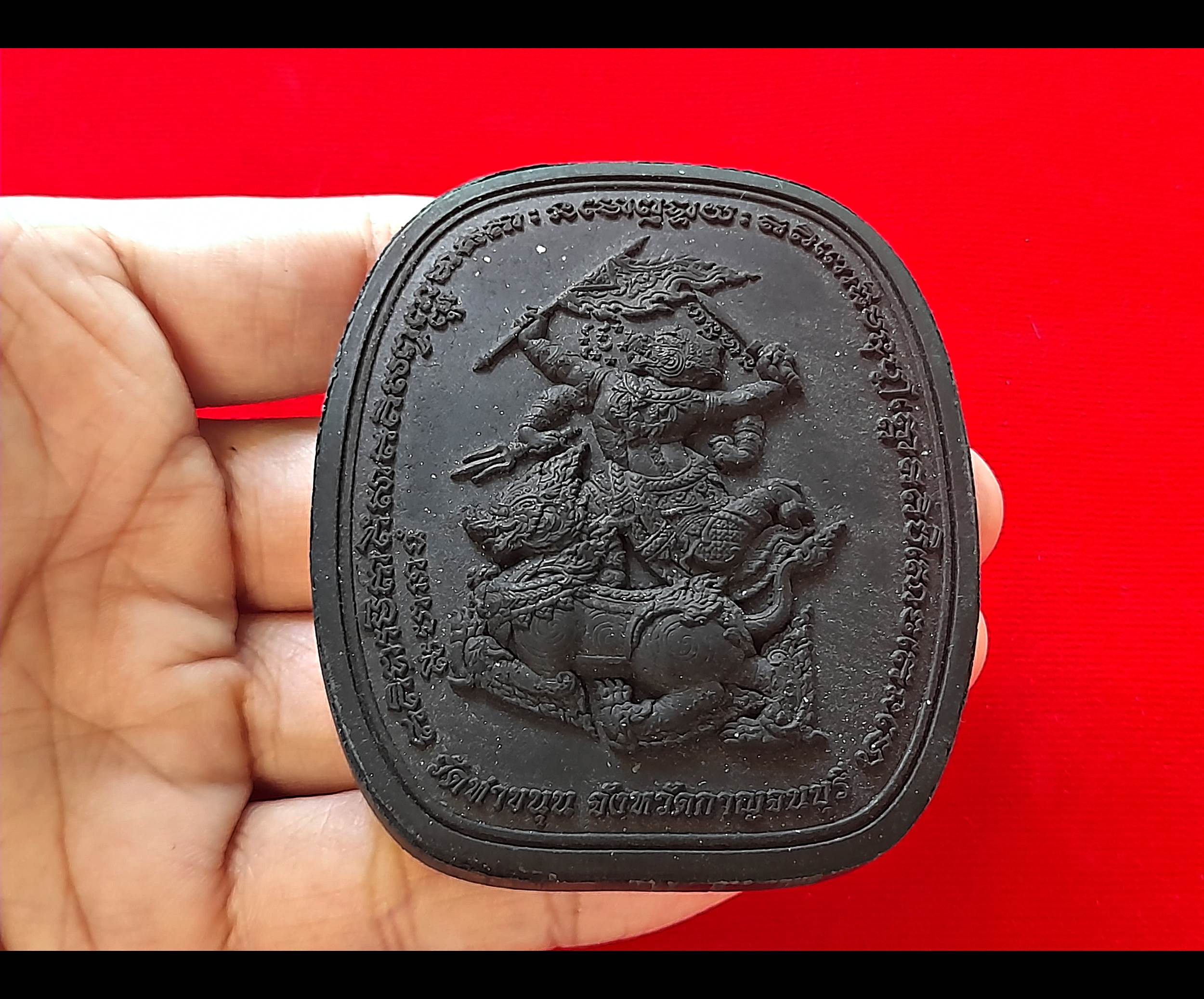 พระยอดขุนพล หลัง หนุมาน สี่กร ขี่สิงห์ #พิมพ์ใหญ่จัมโบ้ #สีดำ เนื้อผงแก่ว่านดินกากกายักษ์ ปี2565 #รับประกันแท้ - หลวงพ่อเล็ก วัดท่าขนุน