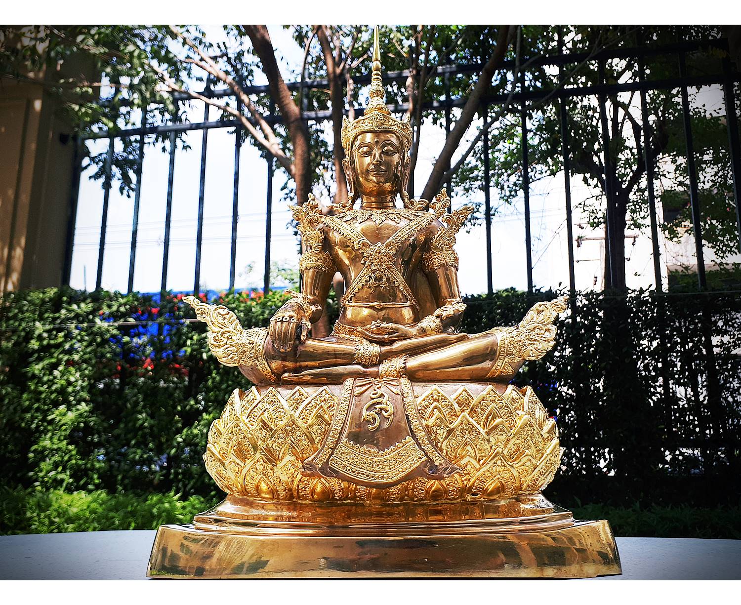 รูปหล่อ พระพุทธรูป ปางพระจักรพรรดิ เนื้อโลหะทองเหลือง ปัดขัดเงา ปิดทองแท้ (หน้าตัก 9นิ้ว สูง16นิ้ว ลึก6นิ้ว)