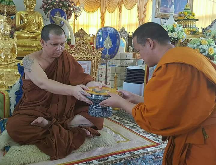 พระสมเด็จหลวงพ่อโตในวิหาร เนื้อผงชนวนมวลสารเก่าหลวงพ่อกวย รุ่นแรงครู ปี2560 หลวงพ่อกวย วัดโฆสิตาราม(วัดบ้านแค) จ.ชัยนาท ปี2563 - (ขนาด 5x7นิ้ว จีวรส้ม ด้านหน้ายันต์ครู ยันต์นะปัดตลอด ด้านหลังยันต์มงกุฎพระพุทธเจ้าหนุนดวง) ปี2563 #ปลุกเสกที่วัดโฆสิตาราม #รั