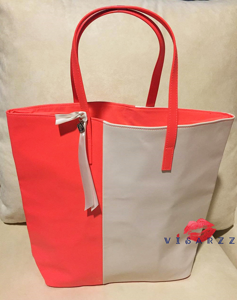 Lancome Bag กระเป๋าสุดหรูจากลังโคมสีขาวส้มสดใส ผลิตจากวัสดุคุณภาพดีตัดเย็บอย่างประณีต แข็งแรงทนทาน ใส่ของได้จุ