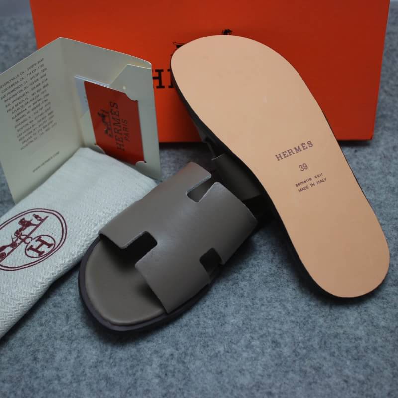 รองเท้าแตะ hm men sandal หนังกลับ มีหลายสี สอบถามไซส์ได้ค่ะสต็อคของเปลี่ยนตลอด