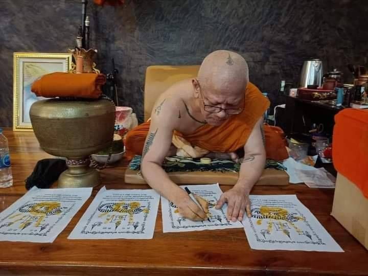 ผ้ายันต์ จับเสือมือเปล่า (ฝ่ามือ พระอาจารย์ประสูติ) วัดในเตา(สายเขาอ้อ) จ.ตรัง ปี2565 (จัดสร้าง200ผืน ทำใด้ยาก12ปี มีครั้ง ) #รับประกันแท้