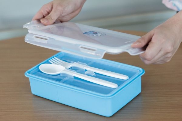 P07834 กล่องอาหารกลางวัน Superlock พร้อมช้อน จุ 0.65 ลิตร No.6189 (15*23*7 cm) ราคาขายส่งต่อ 1 โหล: 12 ใบ: เฉลี่ย 70 บต่อใบ