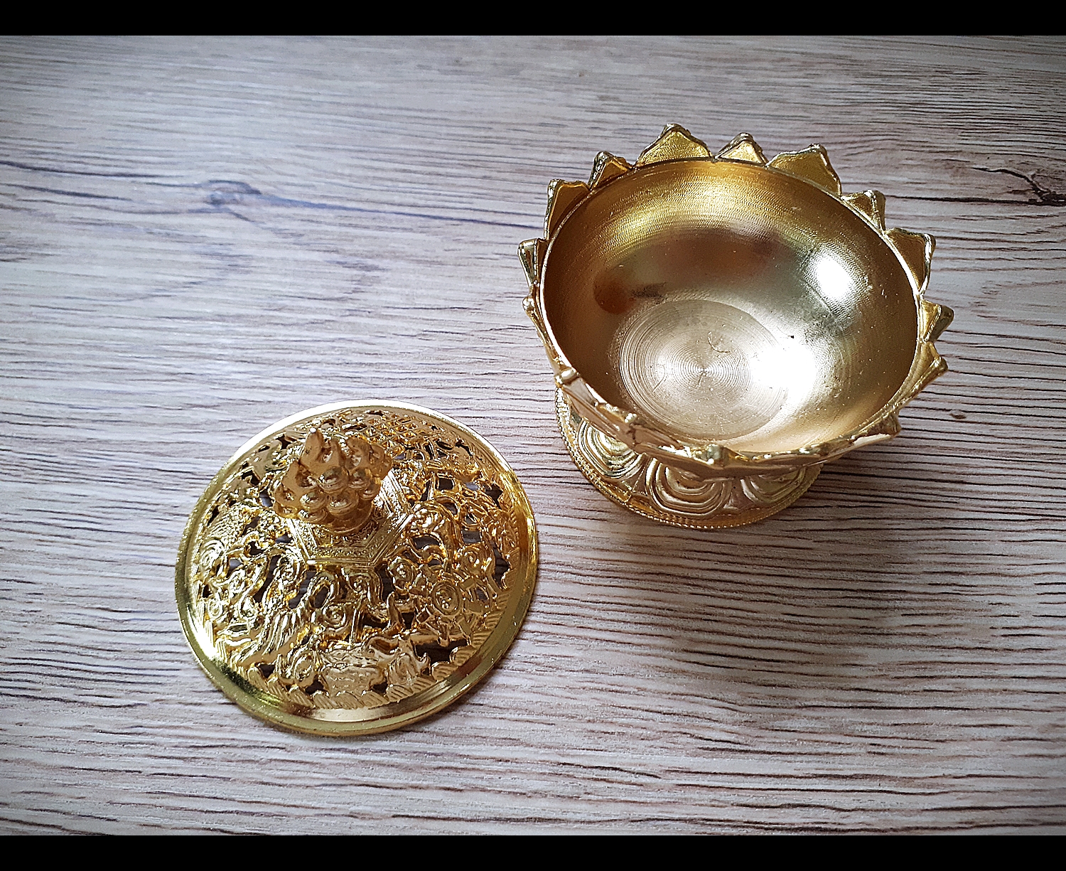 โถ้ กระถางธูป กำยาน ทรงดอกบัวสีทอง เนื้อโลหะชุบทอง (ขายปลีก ขายส่ง)