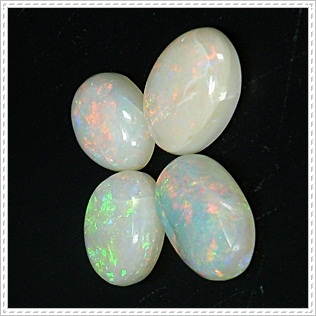 โอปอล Opal ออสเตรเลีย รูปไข่หลังเบี้ยจัดเซท 4 เม็ด หนัก 4.51 กะรัต พื้นสีขาวบริสุทธิ์ เหลือบสีรุ้งชัดเจนและสวยมากแม้อยู่ในที่ร่ม ผิวเนียน