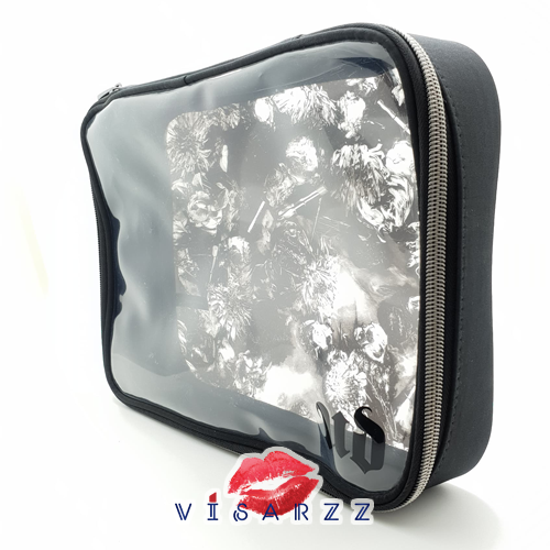 Urban Decay กระเป๋าเครื่องสำอางซิปรอบ ด้านไหนเป็นพีวิซีใสสกรีนโลโก้ ด้านหลังสกรีนลายดอกไม้สีดำ ใส่ของได้จุ และเปิดใช้สะดวกมากๆ ค่ะ