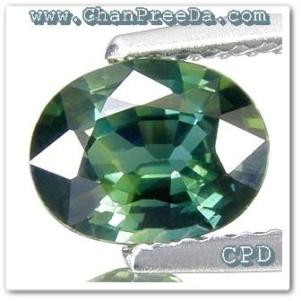 พลอยเขียว Green Sapphire มรกตบางกะจะ รูปไข่ 1.12 กะรัต สีเขียวเข้ม ไม่ดำ เนื้อใสสะอาด มีแถบสีบ้างเล็กน้อย ไฟดี เจียระไนสวย จากเขาพลอยแหวน