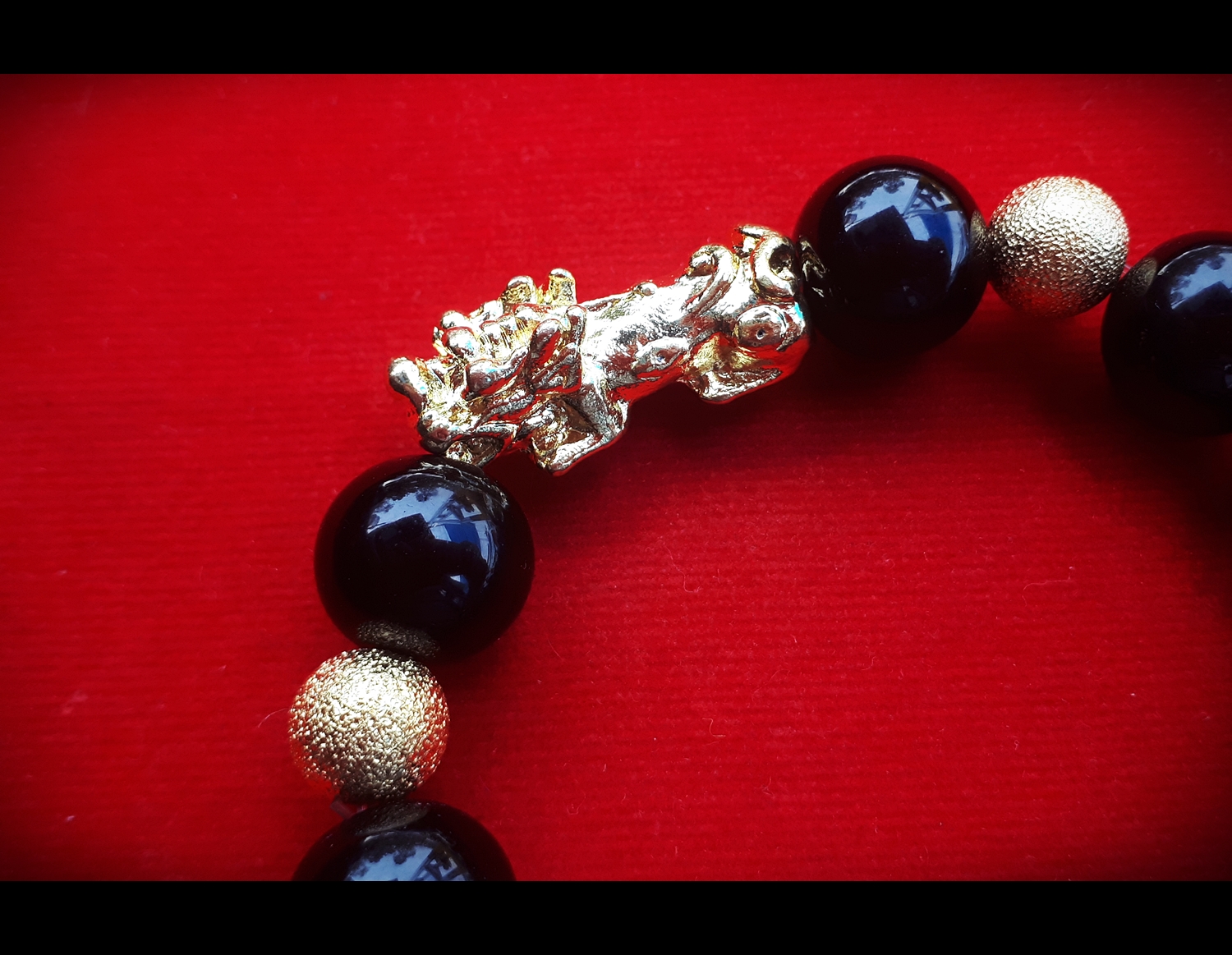 สร้อยข้อมือ ปี่เซียะ (ผีซิว) (Pi Xiu) หัวโลหะชุบทอง หินดำ 14มิล (ขายปลีก ขายส่ง)