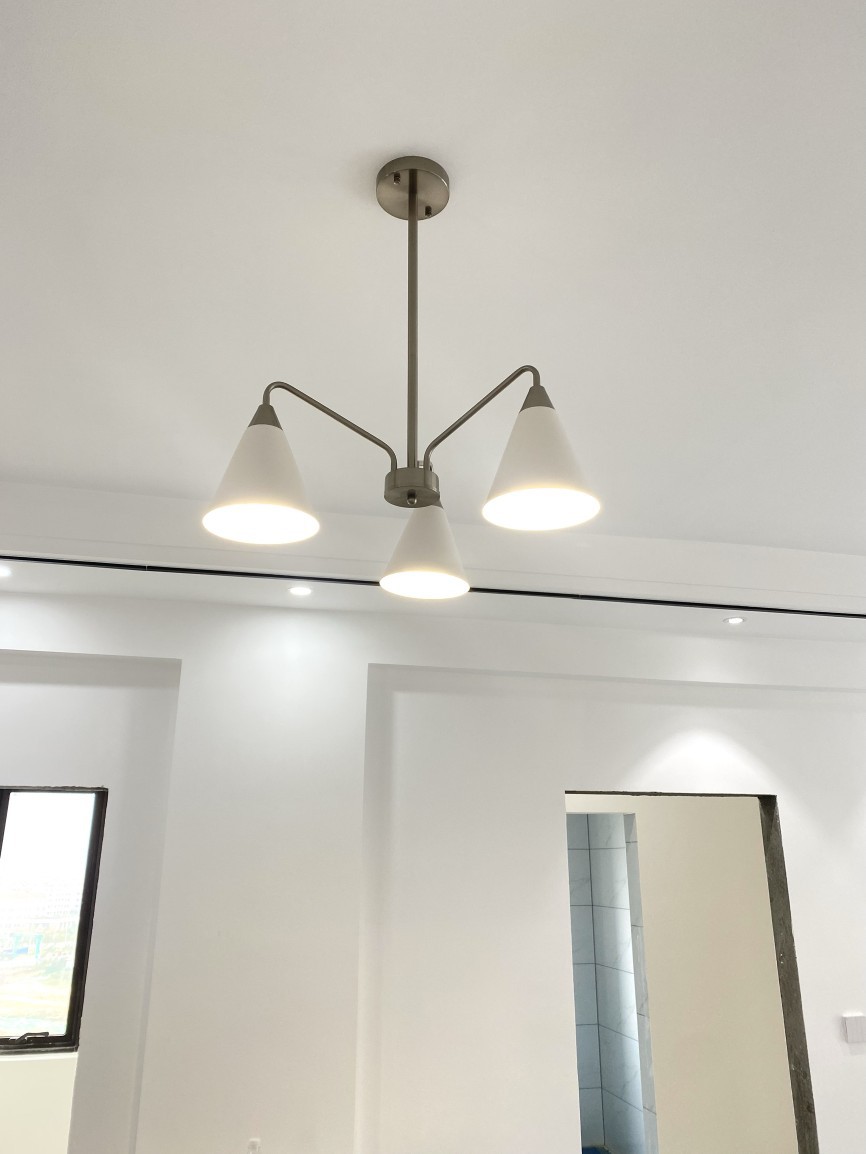 โคมไฟแขวนเพดานโป๊ะโคมทรงกรวยสไตล์โมเดิร์น โครงสีเงินโป๊ะโคมสีขาว [NM9991]