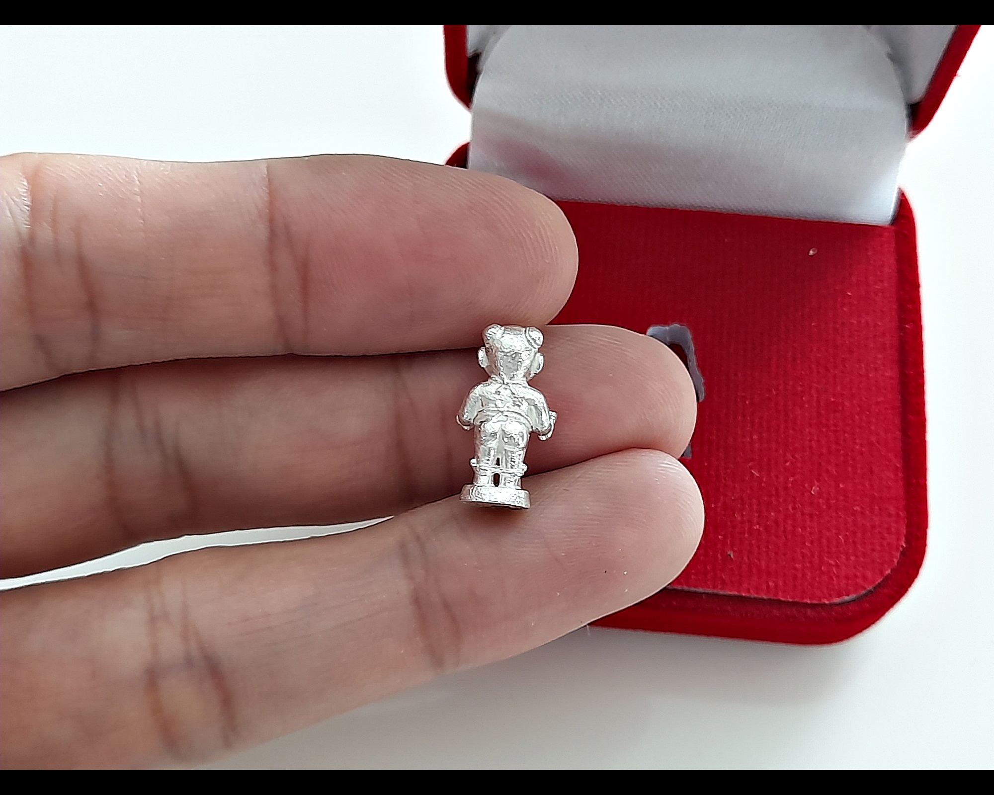 กุมารแห่งความสำเร็จ - กุมารจีน (ใส่ชุดเอี๊ยมจีน ซ้ายถือทอง ขวาถือลูกท้อ ใส่กำไล) เนื้อเงินชนวน(ขนาดจิ๋ว) ฐานบรรจุมวลสาร ปี2564 #รับประกันแท้