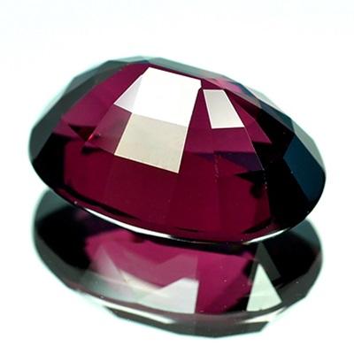 Rhodolite พพลอยโรโดไลท์ รูปไข่ขนาดใหญ่ หนัก 14.32 กะรัต สีแดงเข้ม อมม่วงไม่เกิน5% ความสะอาดมองตาเปล่ามีตำหนิ บริเวณขอบ 1 จุด ลักษณะเหมือนตามด