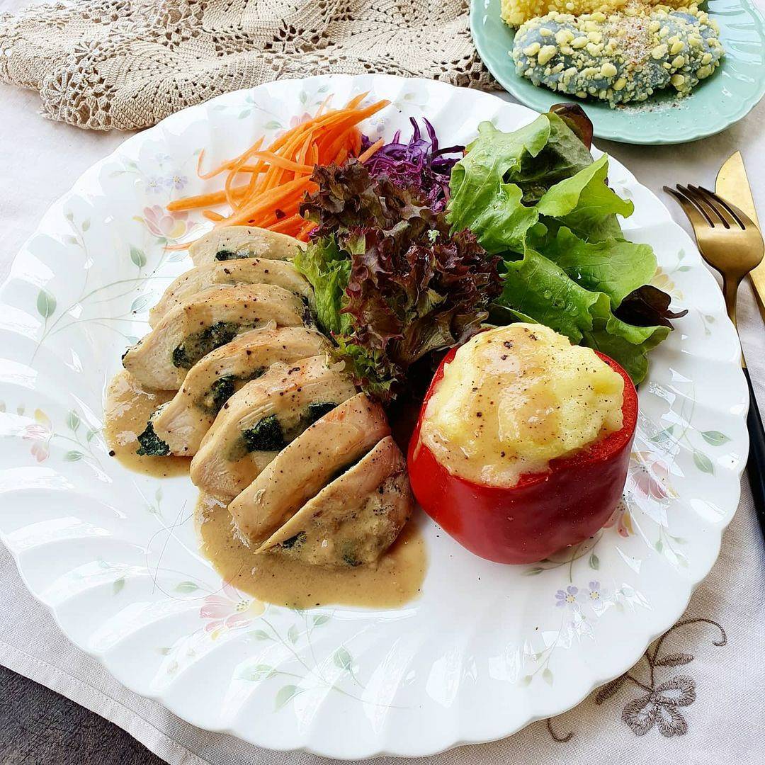 สเต็กไก่ยัดไส้ผักโขม ซอสเกรวี่