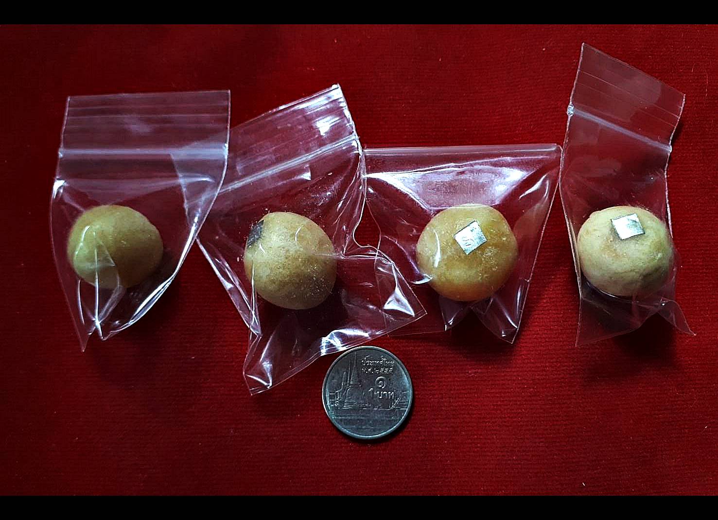 ลูกอมพิชัยมงคล (ปั้นจากเทียนชัยบวงสรวงเเละเทียนทำน้ำมนต์ทุกพิธีสำคัญ) ลูกใหญ่ ติดเเผ่นเงินจาร (เทียนชัย ชัยชนะ รุ่งเรือง สว่าง ปัญญา) #รับประกันแท้