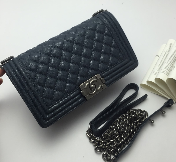 กระเป๋า cn boy flap bag caviar skin 10 นิ้ว อะไหล่เงิน/ทอง สีน้ำเงิน