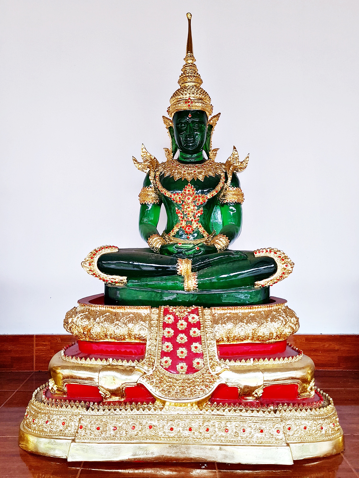 พระแก้วมรกต ปางพระจักรพรรดิ์ สีประจำวันเกิด7สี (ขนาดใหญ่) - (สีแดง สีเหลือง สีชมพู สีเขียว สีส้ม สีฟ้า สีม่วง)