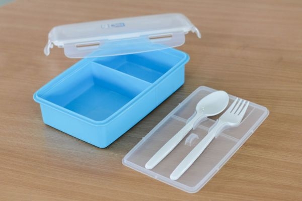 P07834 กล่องอาหารกลางวัน Superlock พร้อมช้อน จุ 0.65 ลิตร No.6189 (15*23*7 cm) ราคาขายส่งต่อ 1 โหล: 12 ใบ: เฉลี่ย 70 บต่อใบ