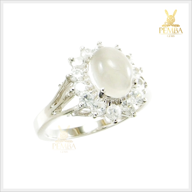 แหวนมูนสโตนแท้ สีขาวนวล ล้อมเพทายขาว เพิ่มเสน่ห์เป็นที่รักใคร่