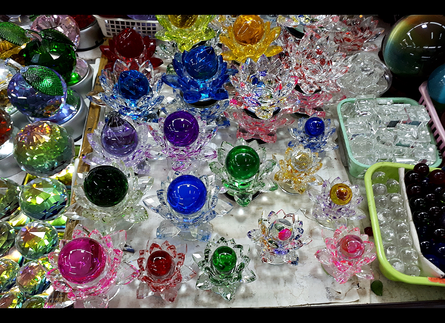 ลูกแก้ว ขนาด4ซม (สี ต่างๆ สีเหลือง สีแดง สีฟ้า สีเขียว สีชมพู สีม่วง สีใส) พร้อมฐานแก้วคริสตัลดอกบัว (ขายปลีก ขายส่ง)