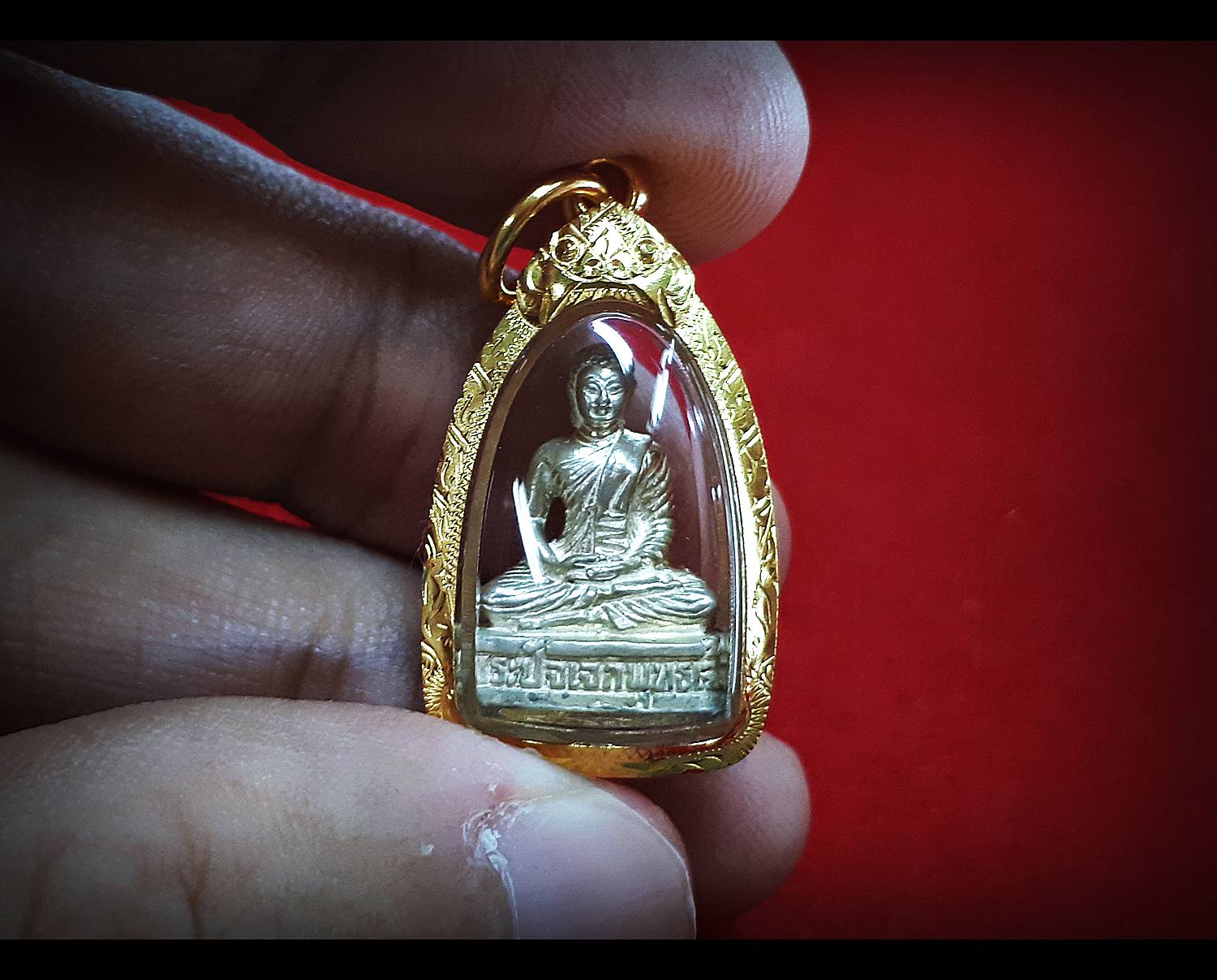 รูปหล่อ พระปัจเจกพระพุทธเจ้า เนื้อเงินแท้ รุ่นแรก ปี2550 (ขนาด ห้อยคอ ลอยองค์ 1ซม เลี่ยมกันน้ำ พร้อมกรอบทองคำแท้ ) - หลวงพ่อเล็ก วัดท่าขนุน