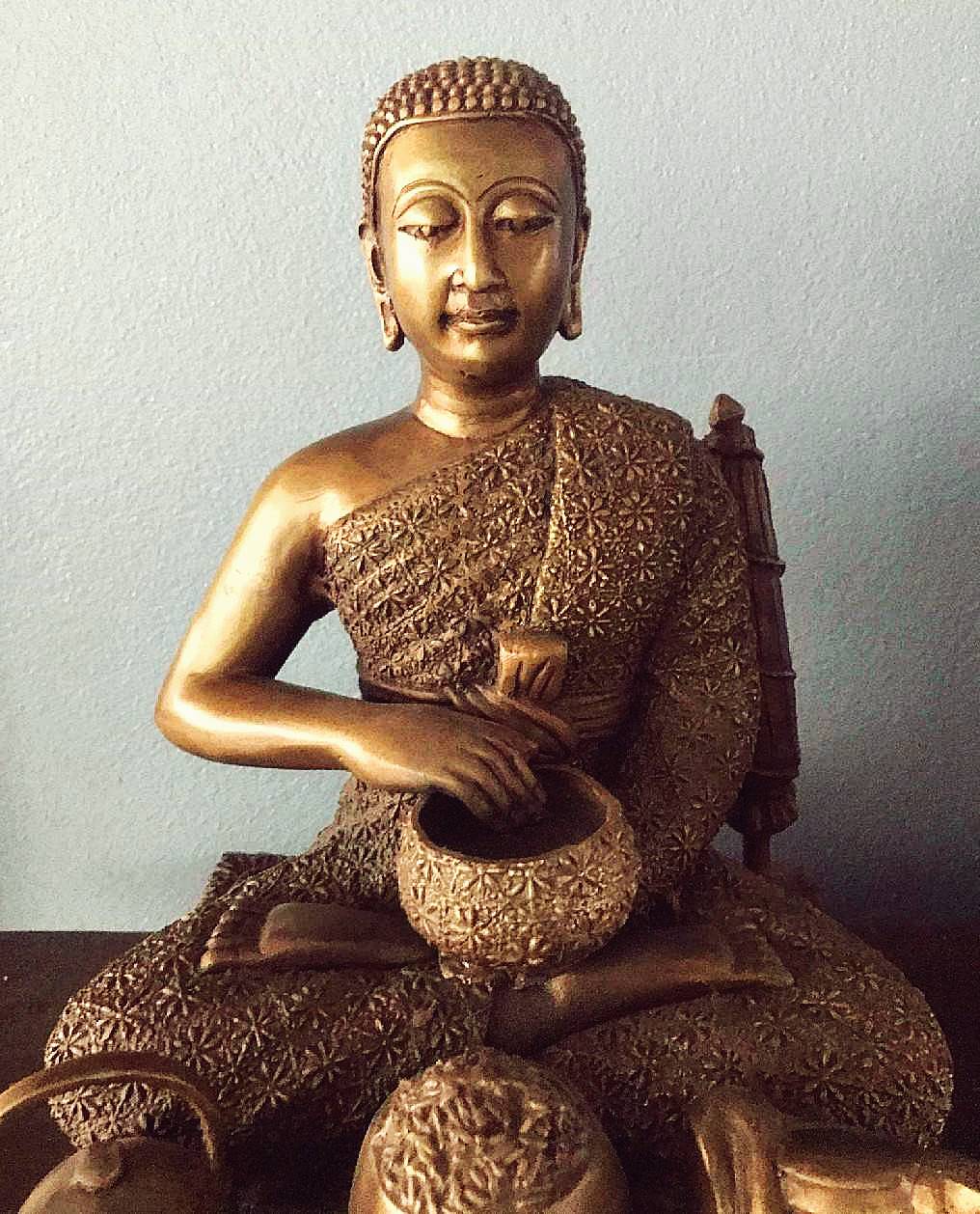 รูปหล่อ พระสีวลี จีวรลายดอกพิกุล นั่งจกบาตรมหาลาภ เนื้อทองเหลือง (หน้าตัก9นิ้ว ฐานกว้างลึก10นิ้ว สูง14นิ้ว)