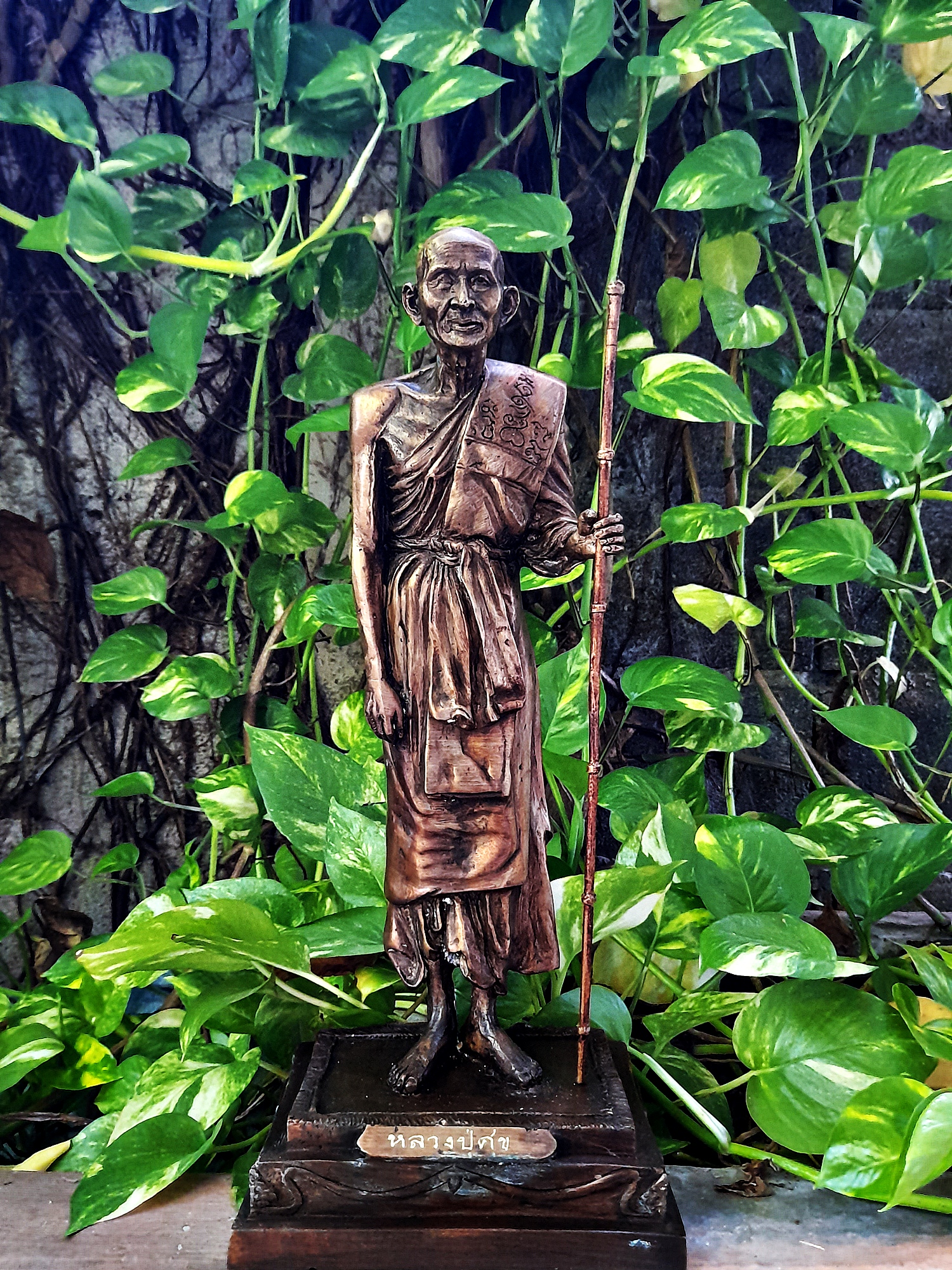 รูปหล่อ หลวงปู่ศุข วัดปากคลองมะข่ามเฒ่า ยืนถือไม้เท้า (องค์ใหญ่ สูง18นิ้ว กว้าง7.5นิ้ว ลึก7นิ้ว) องค์นำฤกษ์ ปลุกเสกแล้ว พิธีปลุกเสกใหญ่ กฐิน ปี2562 (องค์นำฤกษ์จำนวนการสร้าง 9องค์)) #รับประกันแท้