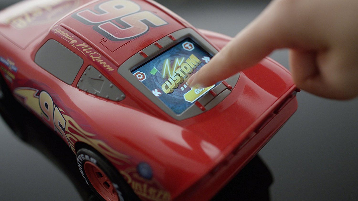 รถบังคับแบบไร้รีโมทสุดเจ๋ง Disney Lightning McQueen Tech Touch Vehicle