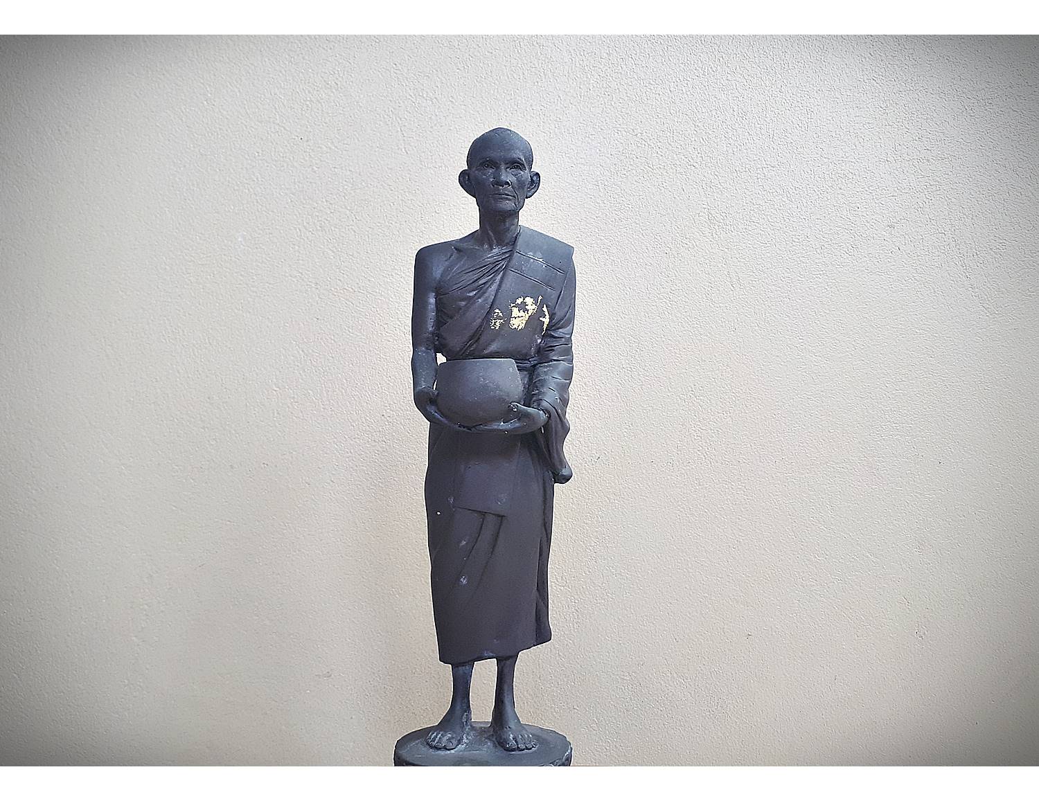 รูปหล่อ หลวงพ่อกวย วัดโฆสิตาราม(วัดบ้านแค) อุ้มบาตร (องค์ใหญ่ สูง12นิ้ว) ปี2556 - เนื้อโลหะทองเหลืองรมดำชนวนมวลสาร ใต้ฐานอุดมวลสาร