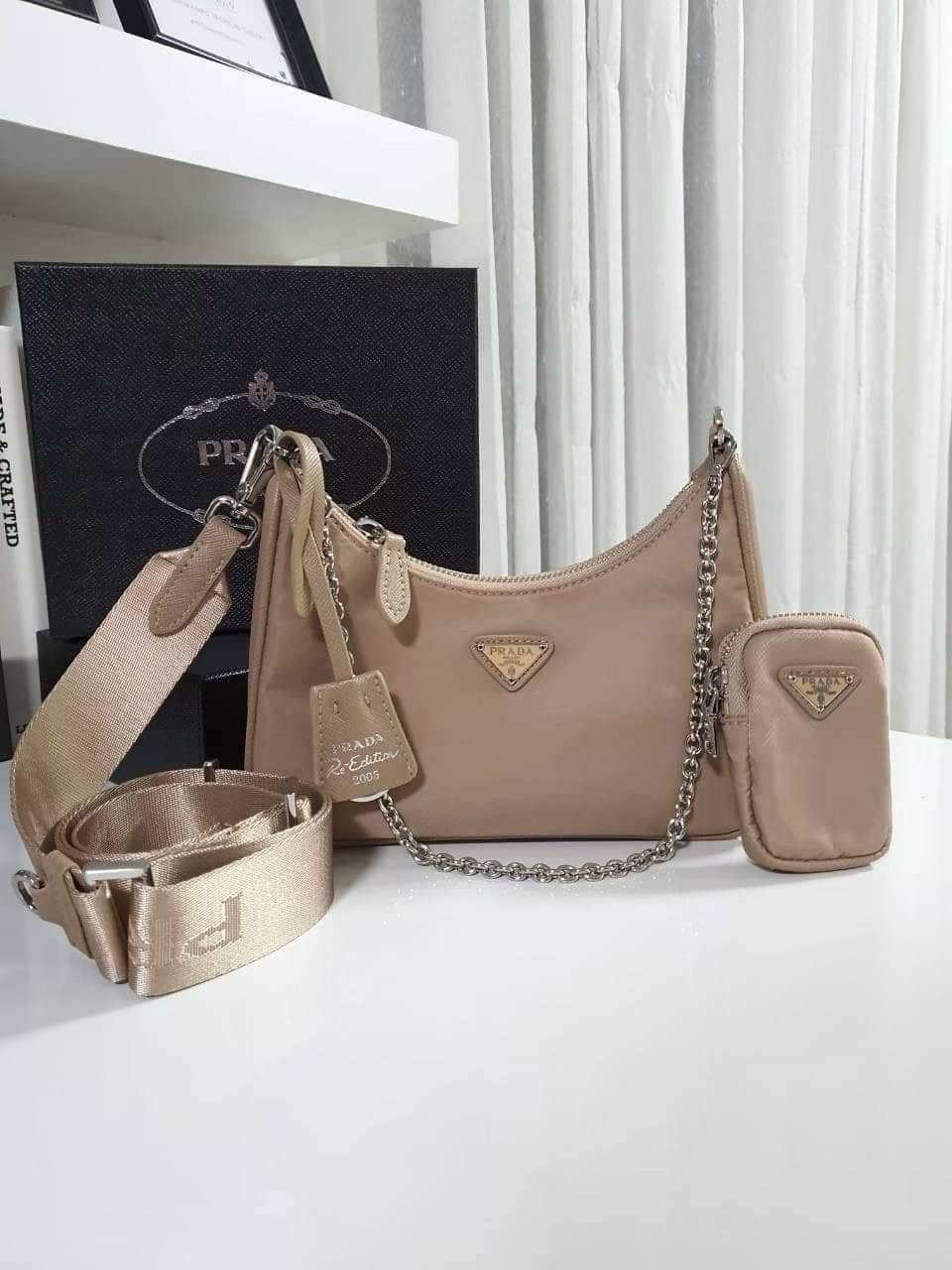 PRADA RE EDITION 2005 (แอดไลน์ก่อนสั่งซื้อ)