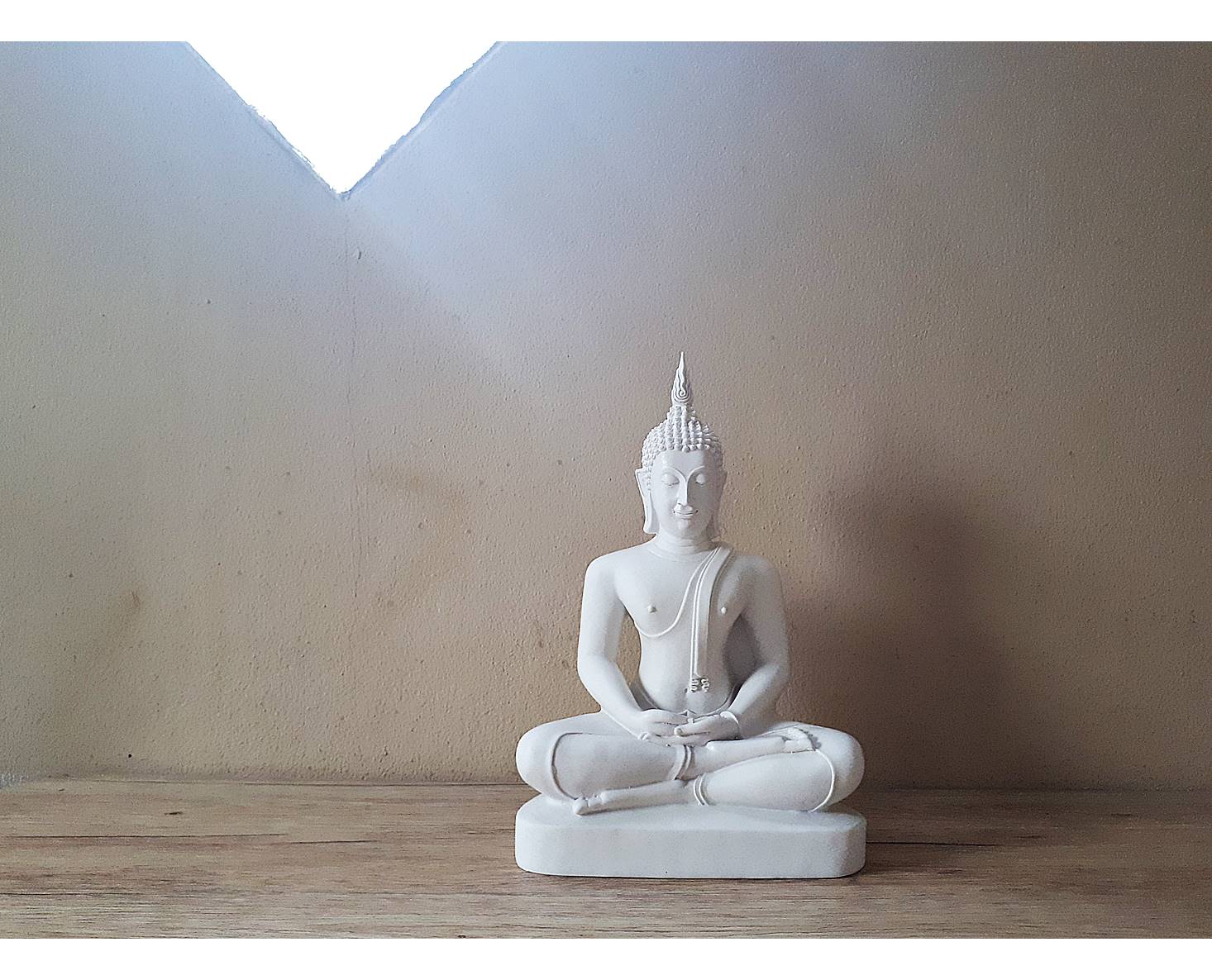 รูปหล่อ พระพุทธรูป เชียงแสนสุโขทัย ปางสมาธิ ปางมารวิชัย เนื้อเรซิ่น สีขาวงา - (หน้าตัก9นิ้ว สูง13.5นิ้ว ลึก5นิ้ว)