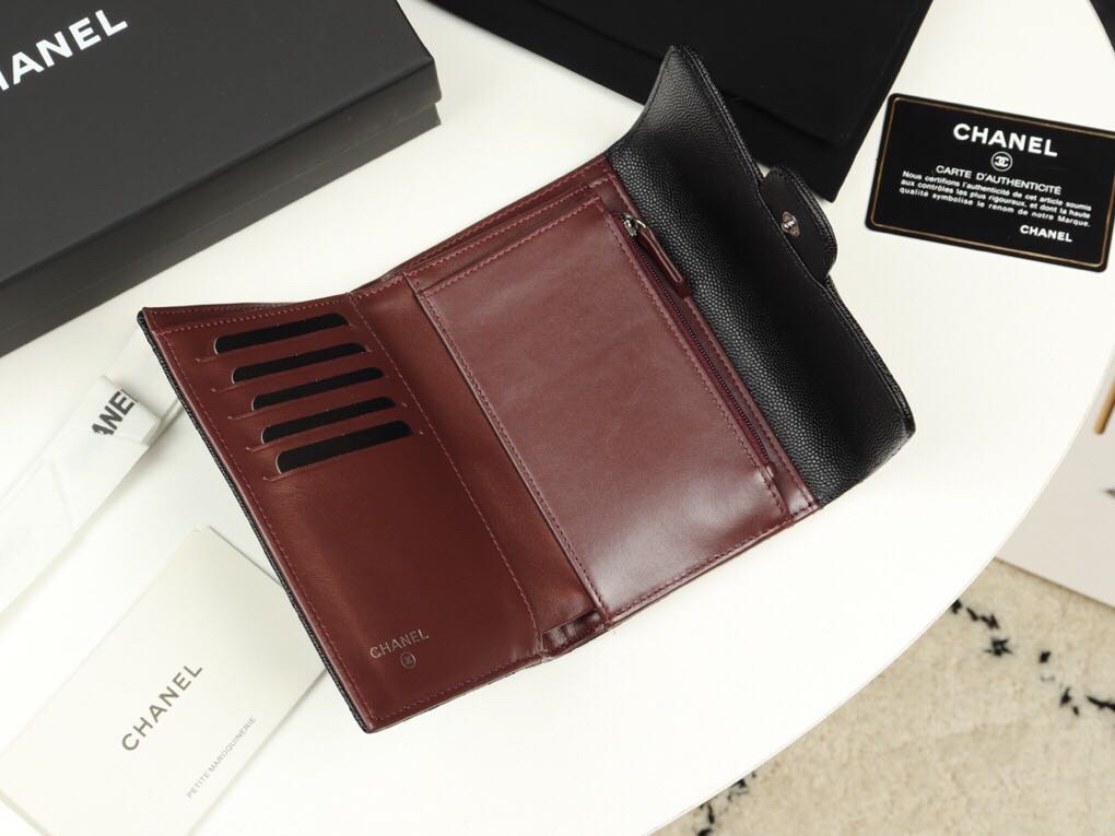 กระเป๋าสตางค์ cn boy caviar skin medium wallet สีดำใบกลาง 15 cm