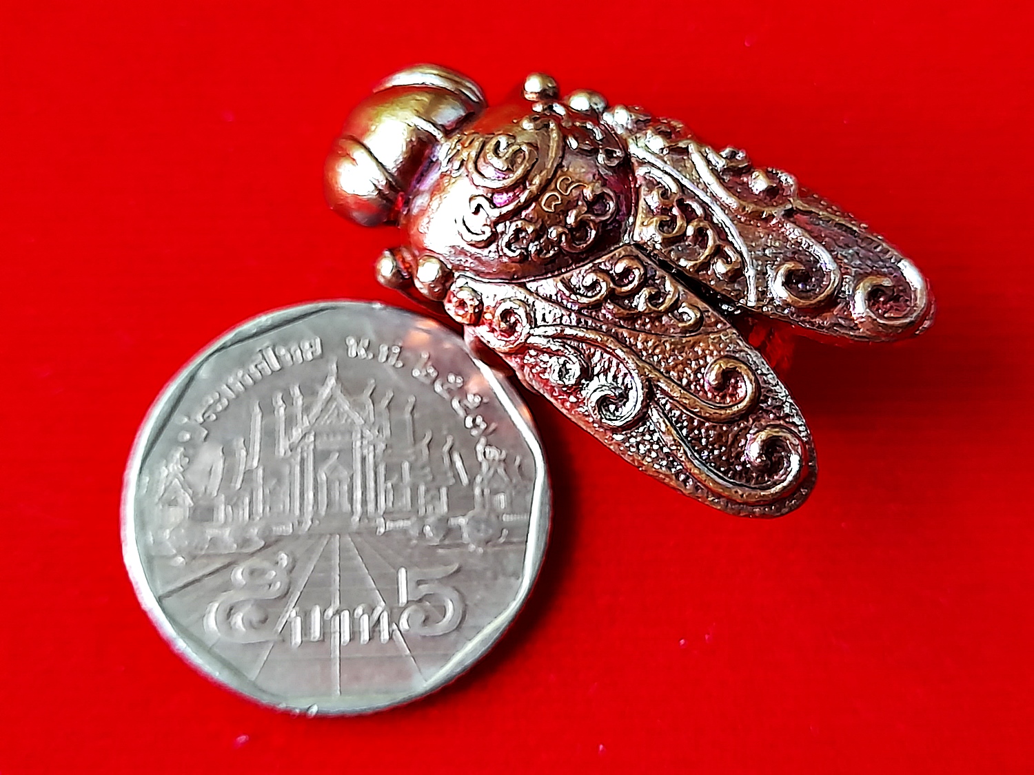 พญาแมลงภู่คำ กายสิทธิ์(สีเหลือบรุ้ง) เนื้อโลหะธาตุกายสิทธิ์ เหล็กไหลสุริยันราชา ผสมชนวนเนื้อเงินมหาสะท้อน ก้นบรรจุปรอทตามตำรา ปี2564 (ปลุกเสก16พิธี มหาโสฬสมหามงคล) #รับประกันแท้