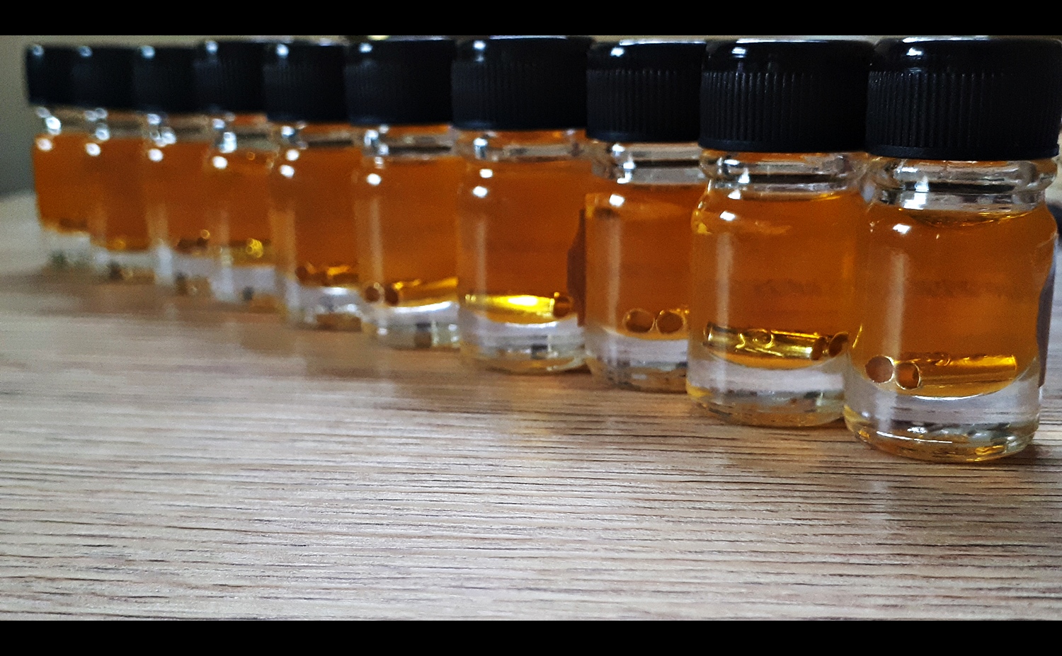 น้ำมันจันทร์มหาเสน่ห์ (แช่บรรจุ ตะกรุดสาริคู่ เนื้อเงินแท้ 2ดอก ) - หลวงพ่อเล็ก วัดท่าขนุน (ปลุกเสก วัดบ้านห้วยน้ำขาว ปี2563)