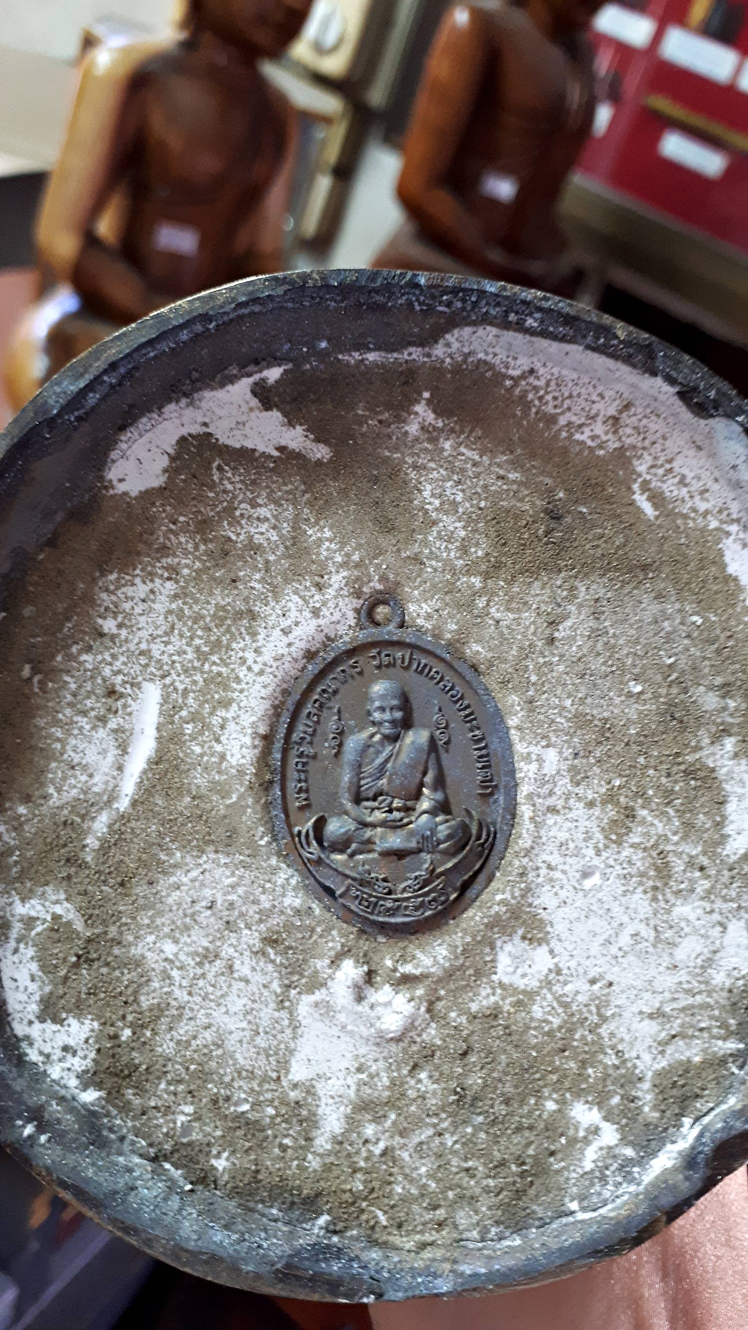 รูปหล่อ หลวงปู่ศุข วัดปากคลองมะข่ามเฒ่า ยืนถือไม้เท้า (สูง21นิ้ว ฐาน9นิ้ว ) พิธีใหญ่ ปี2558 เนื้อโลหะชนวน (ชนวนมวลสารเก่าผสมทองคำ)