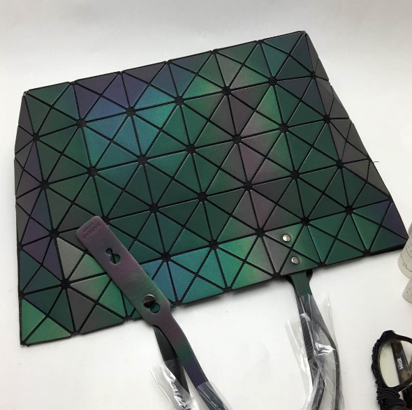 กระเป๋า issey 8x5 เจอแสงแฟลชเปลี่ยนสีได้ ไปเที่ยวกลางคืนเก๋ๆ