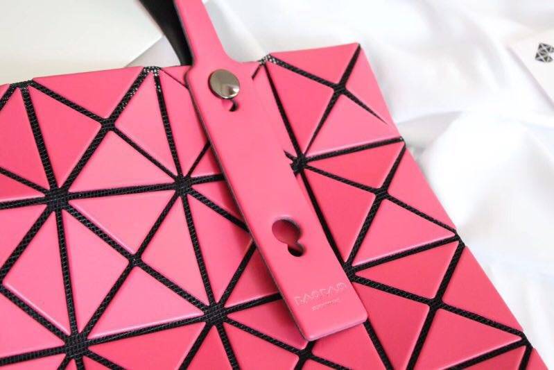 พร้อมส่ง กระเป๋า issey 6*6 มีหลายสีสอบถามได้ค่ะ