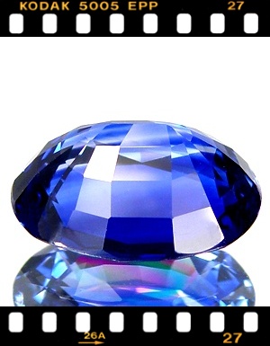 BLUE SAPPHIRE HEATED รูปไข่ เผาธรรมชาติ หนัก4.11กะรัต ขนาด9.5x10.6x4.6มิล สีสวย ไม่ติดดำ ไฟเต็มเม็ด สะอาดเกือบ100% เจียระไนสวย รูปร่างดี จาก ซีลอน
