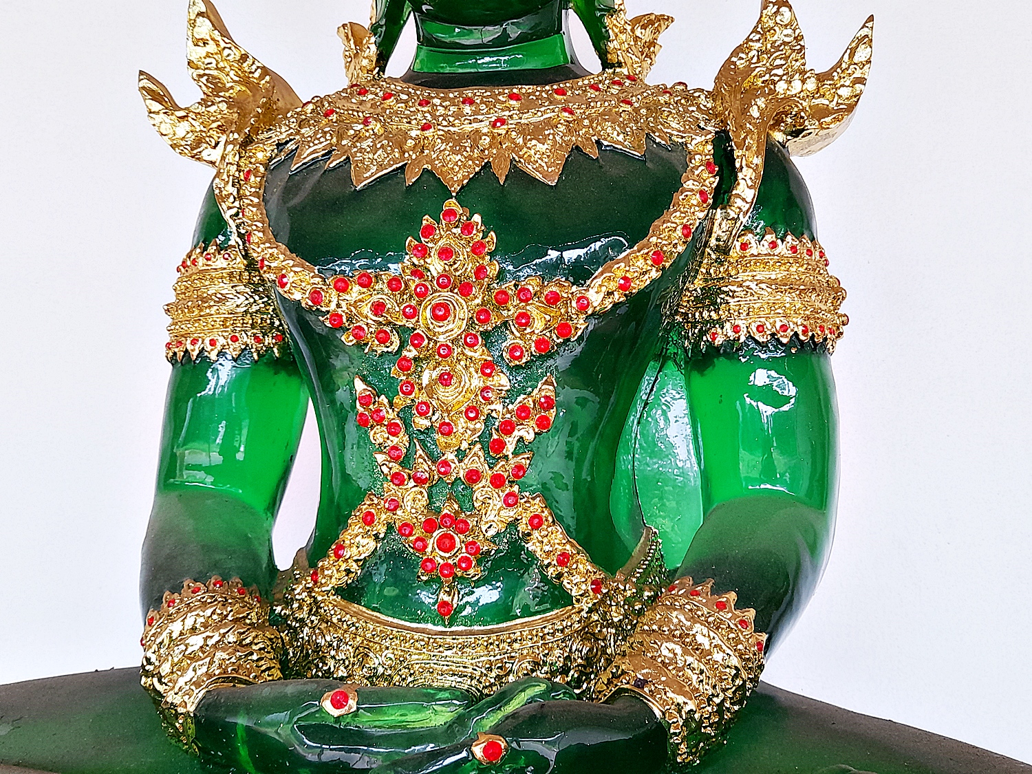 พระแก้วมรกต ปางพระจักรพรรดิ์ สีประจำวันเกิด7สี (ขนาดใหญ่) - (สีแดง สีเหลือง สีชมพู สีเขียว สีส้ม สีฟ้า สีม่วง)